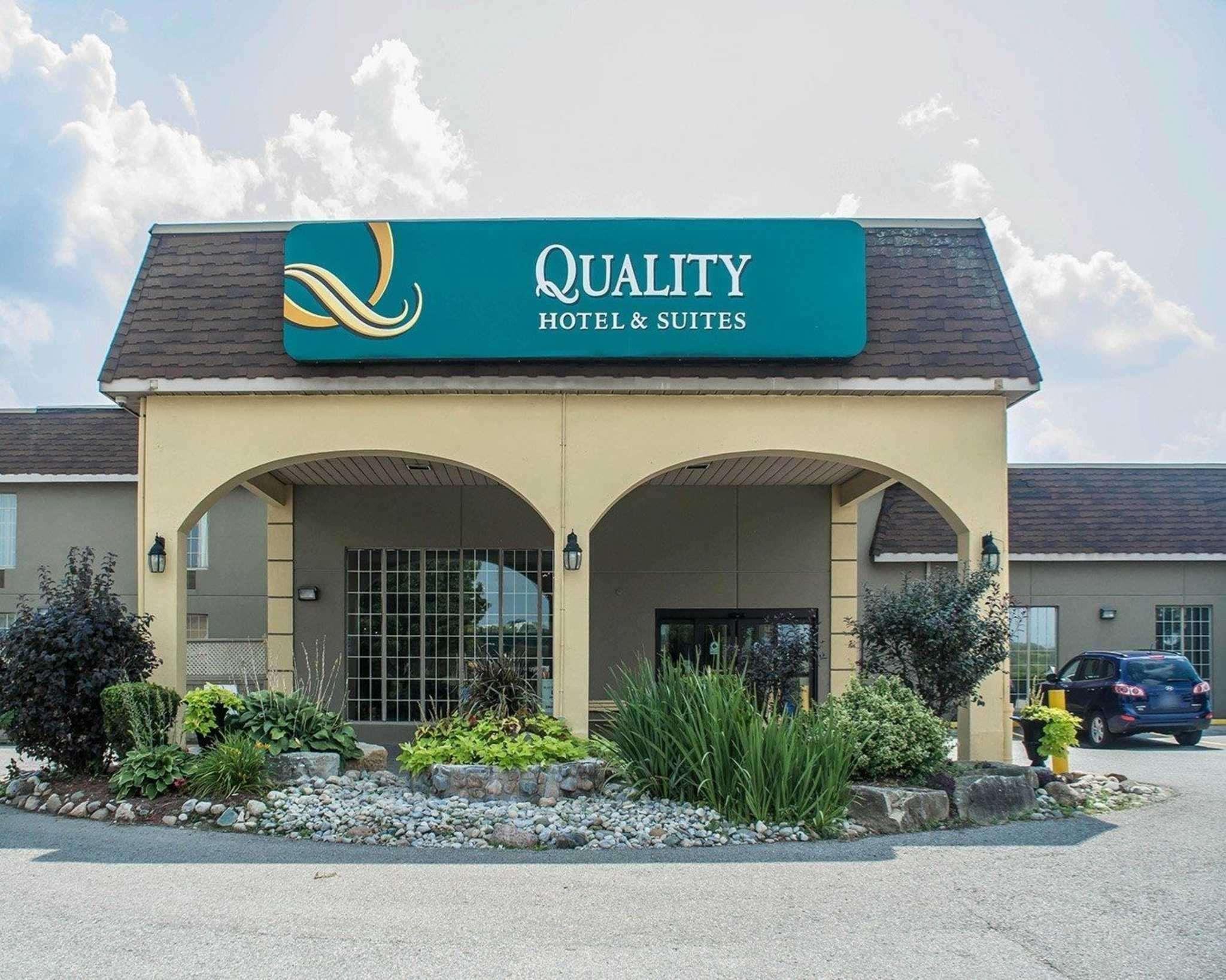 Quality Hotel & Suites Woodstock Exterior photo